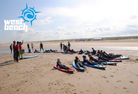 surfles tijdens een surfcamp dichtbij den haag